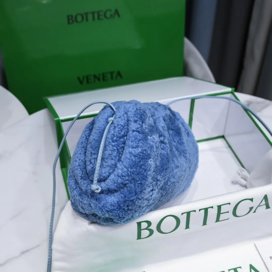 The small haze blue 🐱 BV pouch cloud bag is a fluffy version. It’s here, it’s here, it’s here with the fluff. You’ll know how cute it is when you see the real thing! The soft and fluffy feel is really great. Rua, this year’s furry style, I stand on bv! ! Whether it is a jodie cloud bag or a tote, not all curly teddy fur can be used to make goods. The curl size of the fur directly affects the similarity of the entire bag. Material: full fur and lambskin ➕ lambskin lining is much more expensive than full leather! Again, if you don’t want to develop ZP, of course you have to be willing to spend money ~ 22*13*5cm